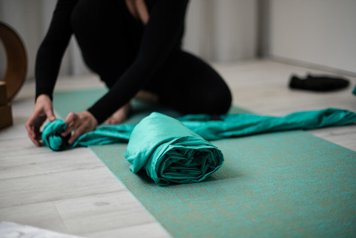 Formations avancées Pour professeures certifiées : modules spécialisés combinant thérapie par le yoga, techniques adaptées aux traumas, pratique thérapeutique du hamac et méthodes avancées de respiration pour accompagner stress, traumatismes et atypies.