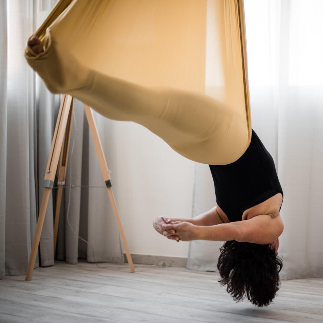Formation de professeur certifiée pour apprendre les techniques de base du yoga aérien avec hamac en 50 heures